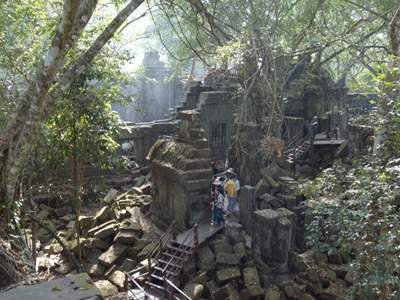 201102a/Angkor_trees_18.jpg